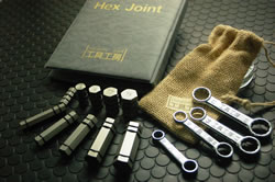 私どもが「工具工房」ブランドで送り出している「ヘックスジョイント」と「メガネレンチ」